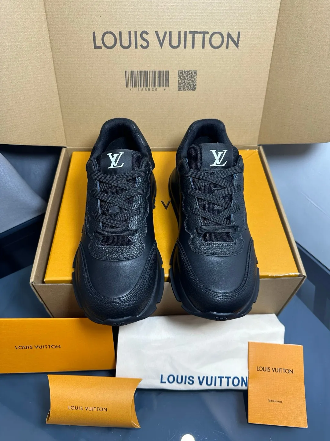 Factory price: 700💰🌈LV | Louis Vuitton 2025𝐬𝐬 🧡💚2025 spring and summer new style top version‼ ️The original version is the same. The counter focuses on the latest casual shoes and new hard goods🆕 ❥Purchasing agent level! Full of high-end feel! A popular model among bloggers at home and abroad, it’s retro and fashionable, and looks stunning on your feet! Wear a lot of happiness! The official website's main recommendation★ ━━━━━ ЅᏇєєt ━━━━━ ▪️Upper: Original custom-made imported calfskin fabric ▪️Inner: breathable gauze imported from Italy ▪️Outsole: rubber foam ➕t men's men's shoes 💰u high-end outsole ▪️Color: nine colors available ▪️Shoe size: 35-44, (45, 46 customized)